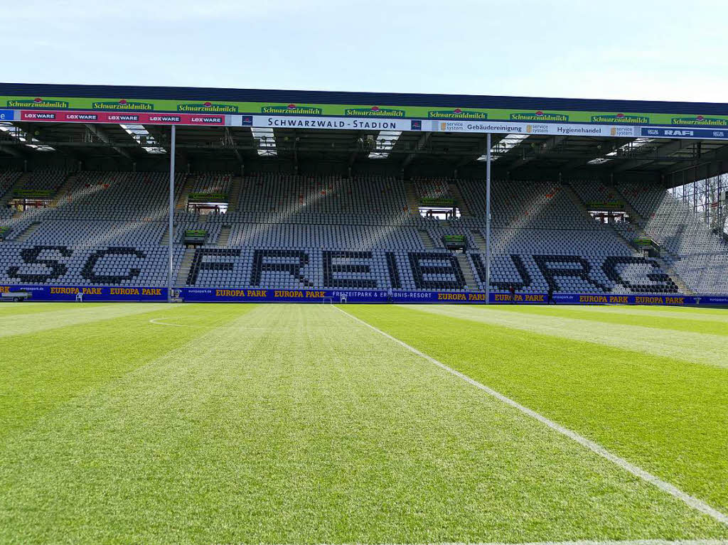 Tribne ohne Menschen – aber mit SC Freiburg-Logo