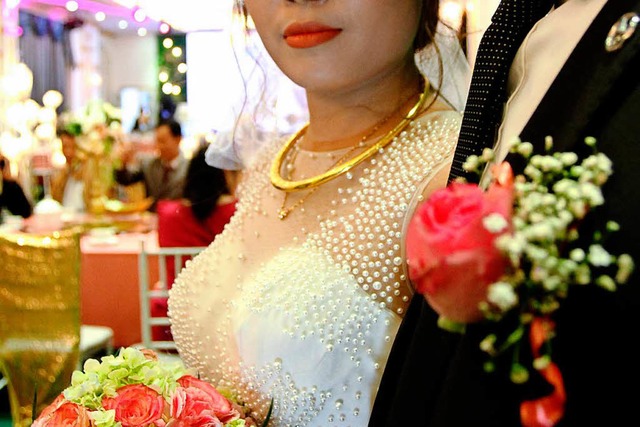 Braut ist echt, Brutigam nicht: inszenierte Hochzeit in Hanoi.   | Foto: AFP