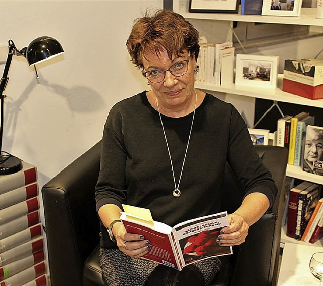 Autorin Ute Wehrle bei ihrer Lesung in der Bad Krozinger Mediathek  | Foto: Theresa Ogando