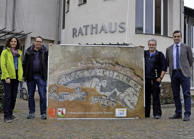 Petra Sattler (von links), Martin Butt...Puzzle fr die Landesgartenschau vor.   | Foto: Felix Lieschke
