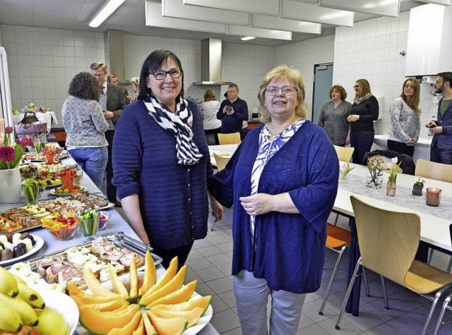 Renate Katzmarski (links) und Elvira P... den Frhstckstisch vor und hren zu.  | Foto: M. Bamberger