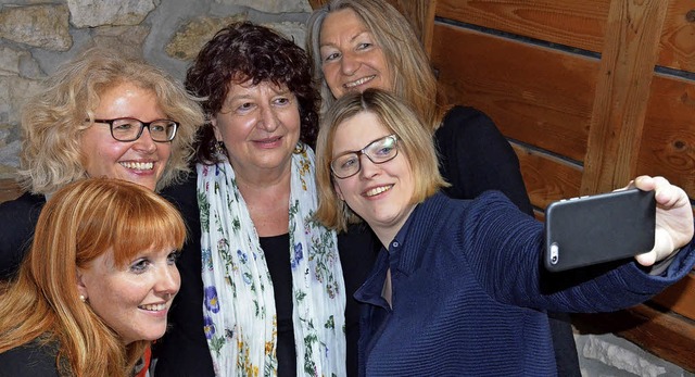 Frauen-Selfie (von rechts): Social-Med... und Kruterproduzentin Tanja Sommer.   | Foto: Gabriele Hennicke