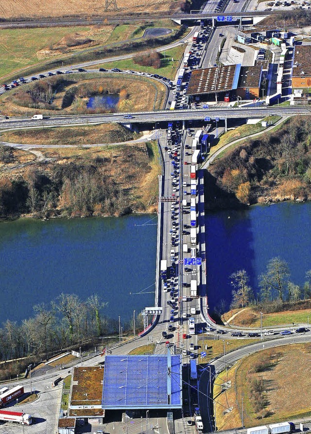 Die verstopfte Autobahnbrcke am Nachm...ten lange Wartezeiten in Kauf nehmen.   | Foto: Erich Meyer