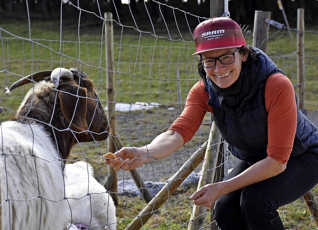 Eva Fnfgeld mit den Ziegen Agnes und Bonny   | Foto: Thomas Biniossek (1)/Privat (2)