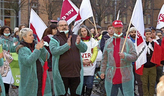 Mit einer Kundgebung vor der Reithalle begann die Verdi-Aktion.   | Foto: hr