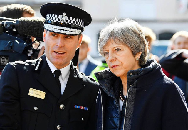 Die britische Premierministerin Theres... den Ort der Giftattacke in Salisbury   | Foto: AFP