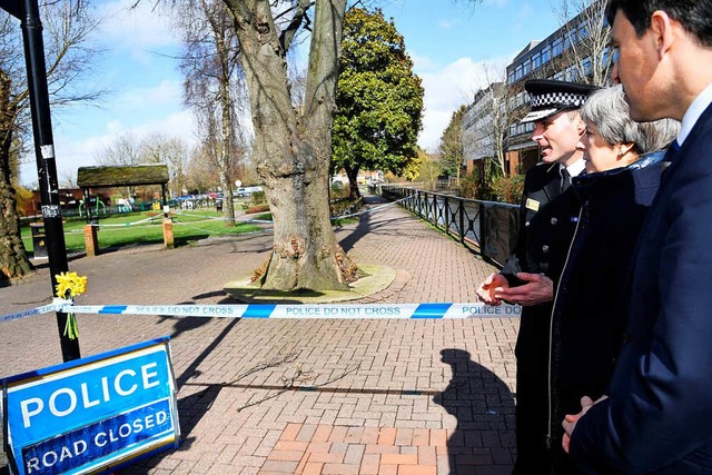 Die britische Premierministerin Theresa May am Tatort in Salisbury.  | Foto: AFP
