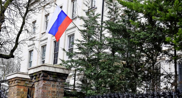 Blick auf die russische Botschaft in L...211; 23 Diplomaten wurden ausgewiesen.  | Foto: AFP
