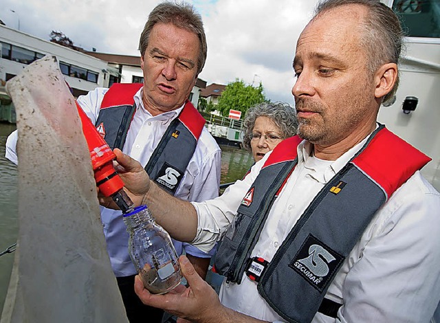 Franz Untersteller (links) mit Probe  | Foto: dpa