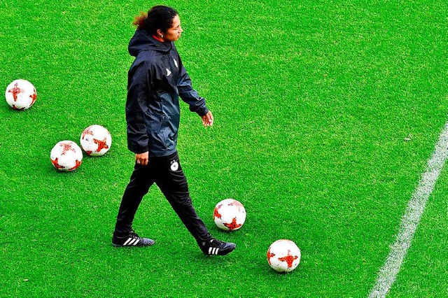 Steffi Jones bei der Fuball-EM der Fr...er als Interimscoach: Horst Hrubesch.   | Foto: AFP