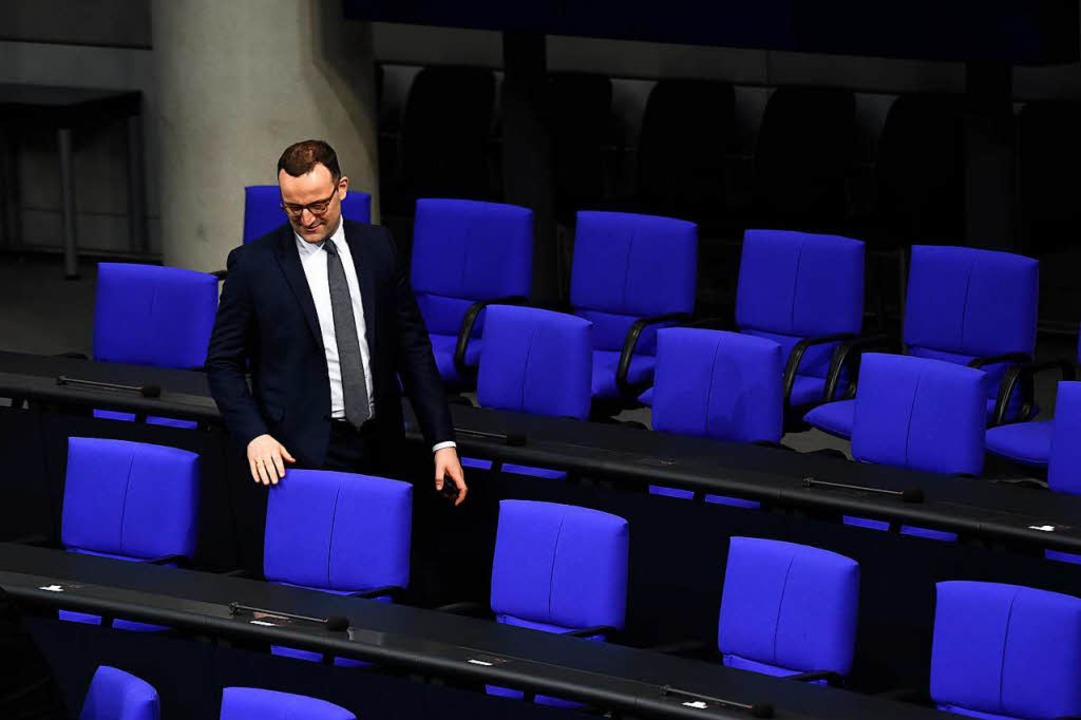 Jens Spahn sucht sich seinen Platz auf...Regierungsbnken im Reichstagsgebude.  | Foto: dpa