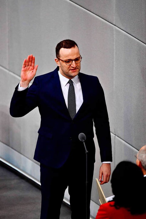 Der neue Gesundheitsminister Spahn bei der Vereidigung.  | Foto: AFP