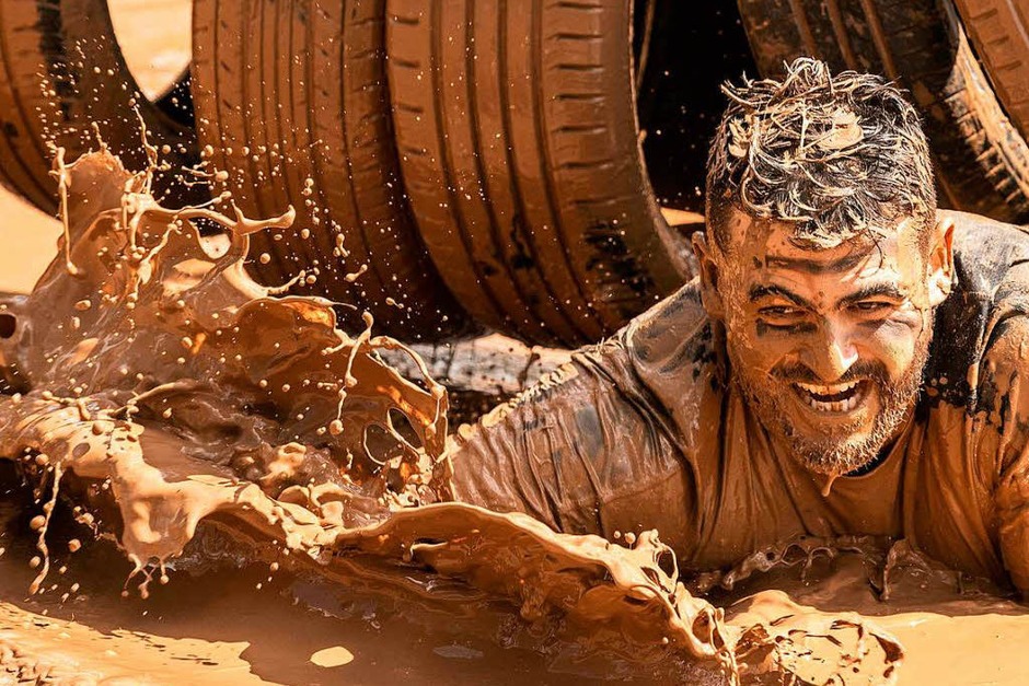 Beim "Mud Day Race" überwinden die Teilnehmer Hindernisse über 13 Kilometer – und kriechen dabei durch jede Menge Schlamm. (Foto: AFP) Beim "Mud Day Race" überwinden die Teilnehmer Hindernisse über 13 Kilometer – und kriechen dabei durch jede Menge Schlamm. (Foto: AFP)