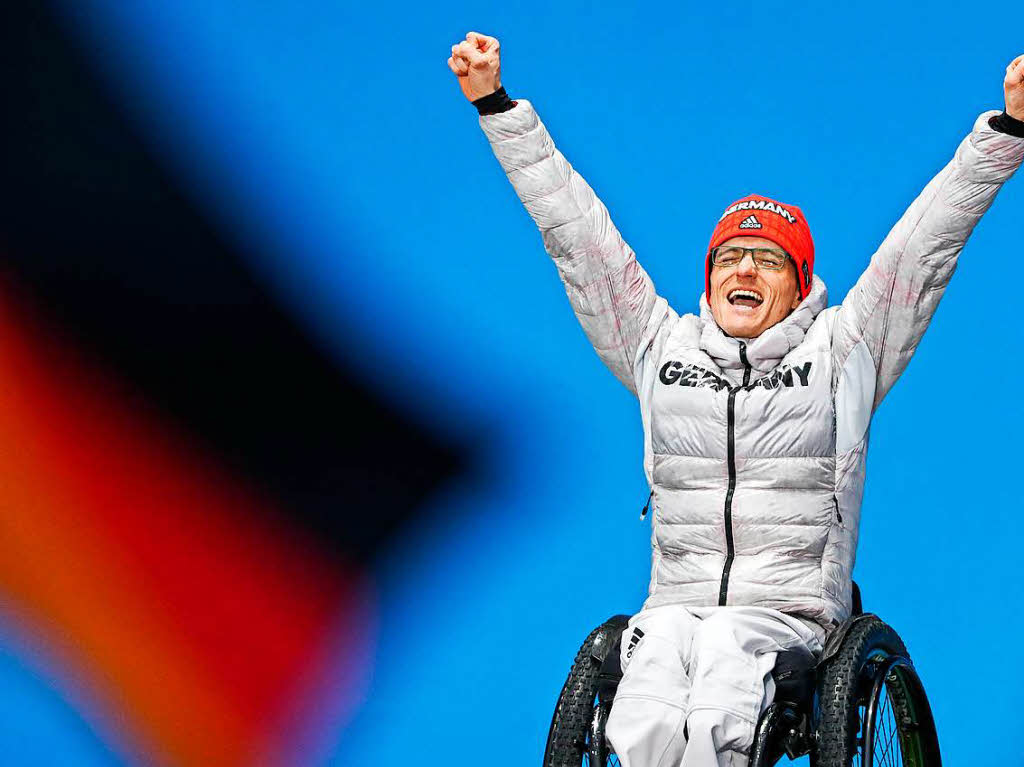 Martin Fleig aus Gundelfingen freut sich ber seine Goldmedaille im Biathlon ber 15 km. Es ist die erste Paralympics-Medaille fr einen Mann seit 2010.