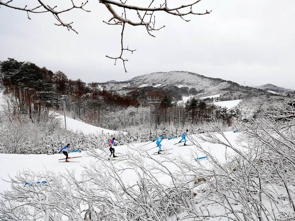Winter in Pyeongchang: Athleten fahren ber die Biathlonstrecke