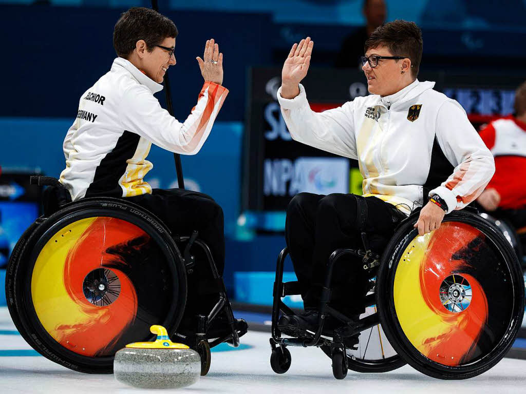 Rollstuhl-Curling: Christiane Putzich (r) und Heike Melchior aus Deutschland beim Spiel gegen Kanada