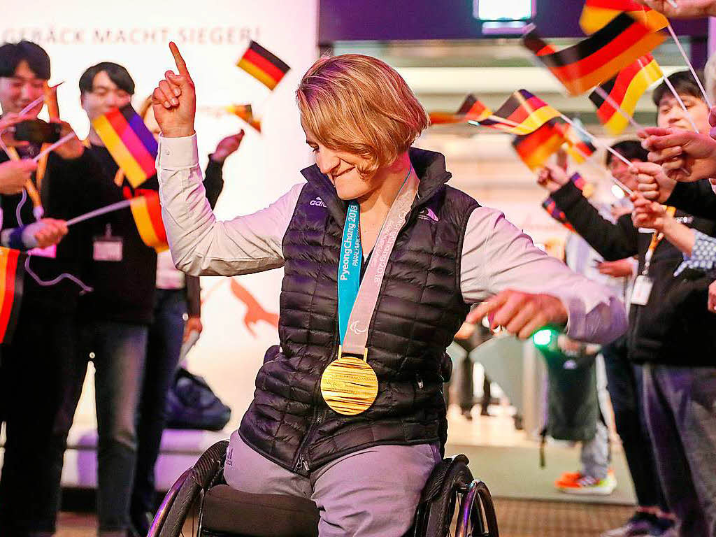 Die Freiburger Studentin Anna-Lena Forster wird nach ihrer Goldmedaille mit Jubel empfangen.
