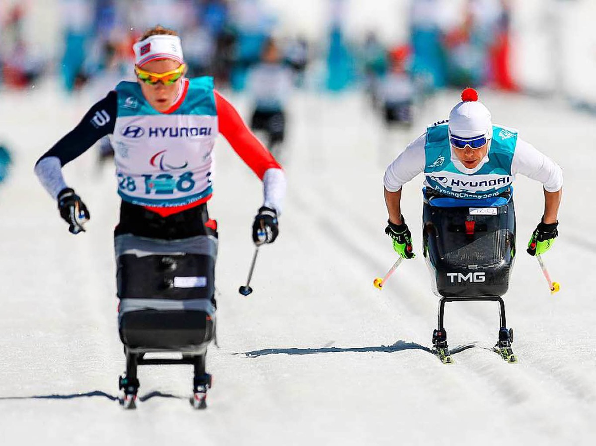Andrea Eskau (rechts, Deutschland) und Birgit Skarstein (Norwegen) fahren im 1,1km Sprint Damen Langlauf sitzend ber die Strecke.