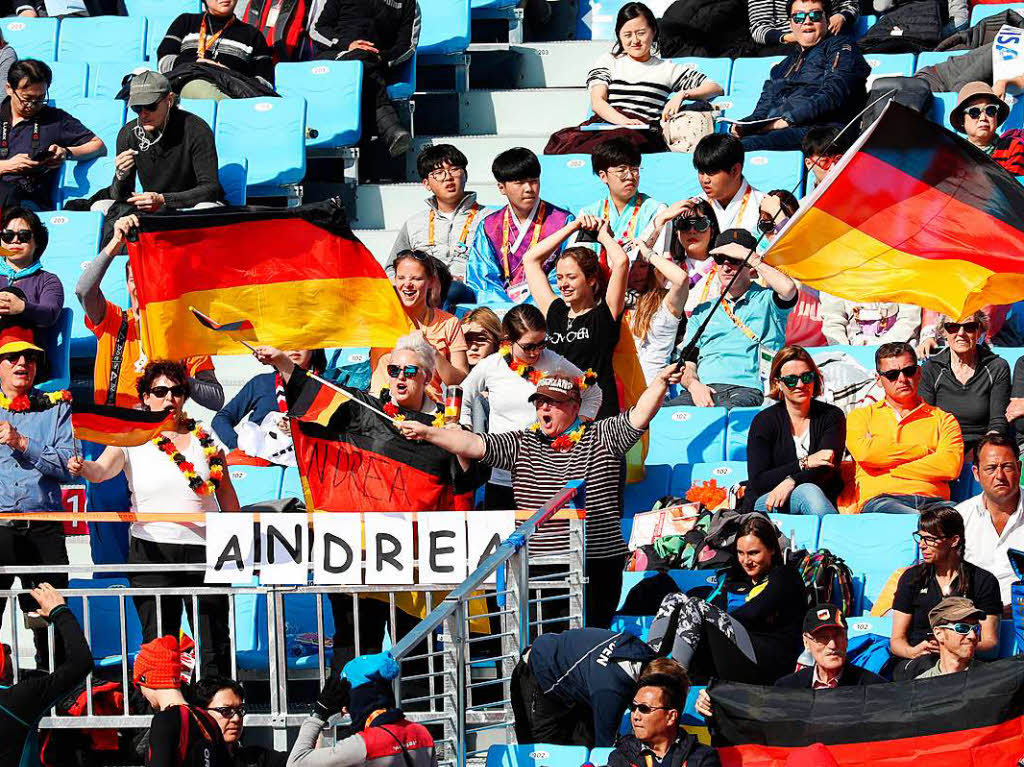 Angehrige der deutschen Sportler und Sportlerinnen jubeln im Stadion.