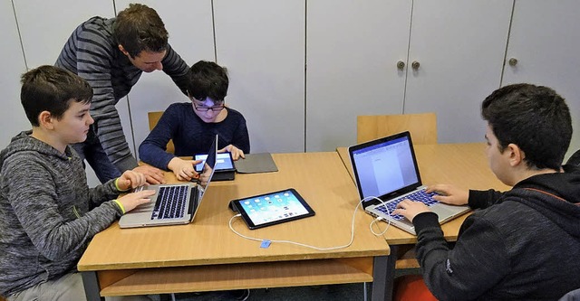 <BZ-FotoAnlauf>Weiterbildung </BZ-Foto...C und Tablet ist in Seelbach angesagt.  | Foto: schule