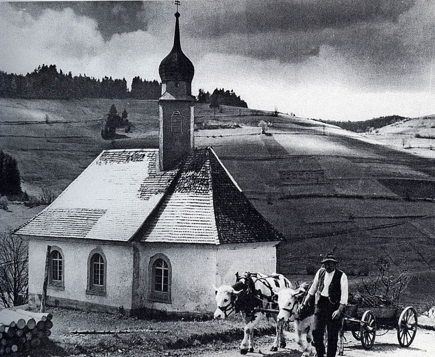 Die Josefskapelle Mitte der 1940er-Jah... Josef Maier und seinen beiden Stieren  | Foto: repro oehler 