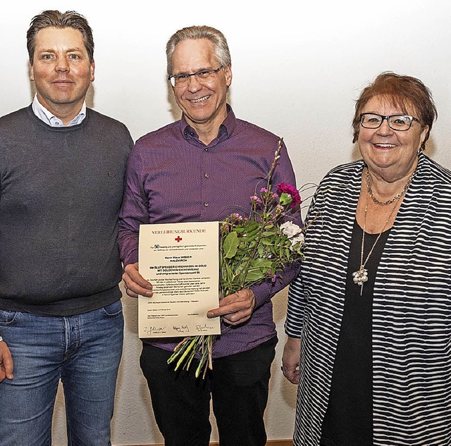Fr 50 Blutspenden wurde Klaus Wisser ...vorsteherin Gabriele Schindler geehrt.  | Foto: Helmut Rothermel