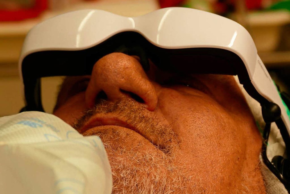 Patient Rolf Hans Huber aus St. Blasien ist froh über die Ablenkung mit der Videobrille (Foto: Hans-Peter Müller) Patient Rolf Hans Huber aus St. Blasien ist froh über die Ablenkung mit der Videobrille (Foto: Hans-Peter Müller)