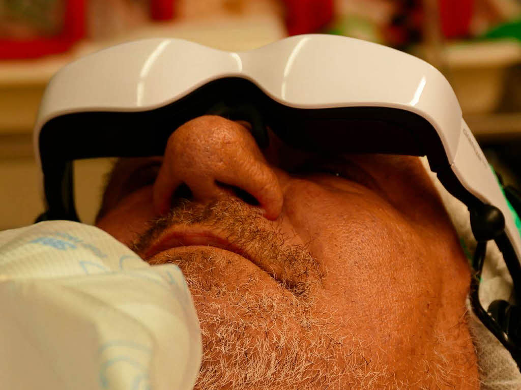 Patient Rolf Hans Huber aus St. Blasien ist froh über die Ablenkung mit der Videobrille Patient Rolf Hans Huber aus St. Blasien ist froh über die Ablenkung mit der Videobrille