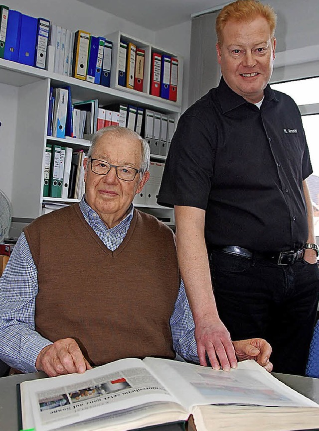 Norbert und Martin Arnold beim Blttern im Firmenalbum.   | Foto: Frey
