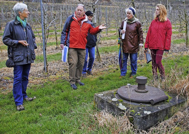 Bernhard Grimm erzhlt den Teilnehmern...er Kaisersthler Quellen und Brunnen.   | Foto: Manfred Frietsch