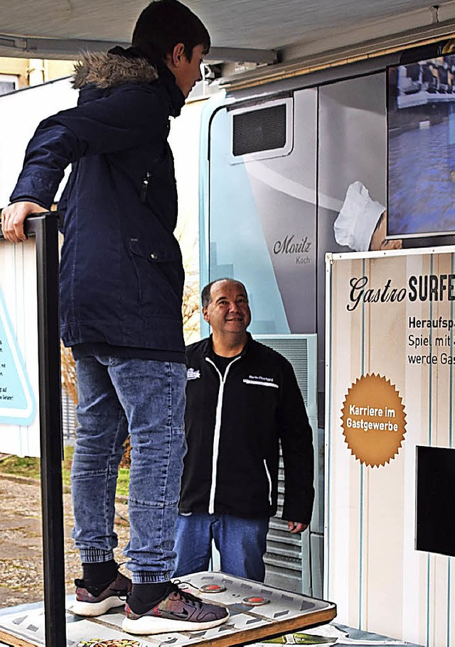 Das Gastro-Surfbrett fordert einen gut...hten Service zur Wehr setzen (rechts).  | Foto: Stefan Ammann