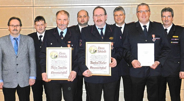 Ehre, wem Ehre gebhrt: Felix Jaschke,...Feuerwehrverband,  hinten von links).   | Foto: Gerhard Wiezel