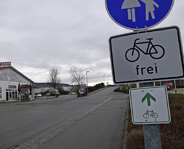 Nur Richtung Haltingen geht es an der ... mssen Radler auf der Strae fahren.   | Foto: Langelott