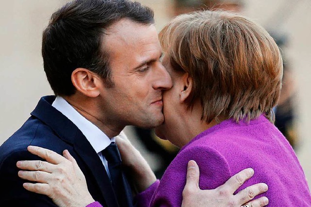 Emmanuel Macron begrt Bundeskanzlerin Angela Merkel in Paris.  | Foto: dpa
