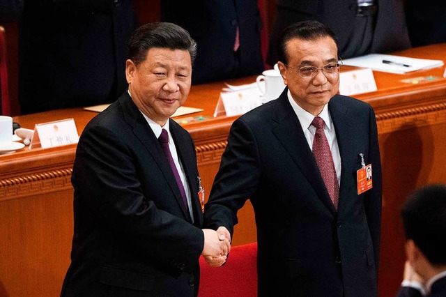 Chinas President Xi Jinping (links) ni...n seines Premiers Li Keqiang entgegen.  | Foto: AFP