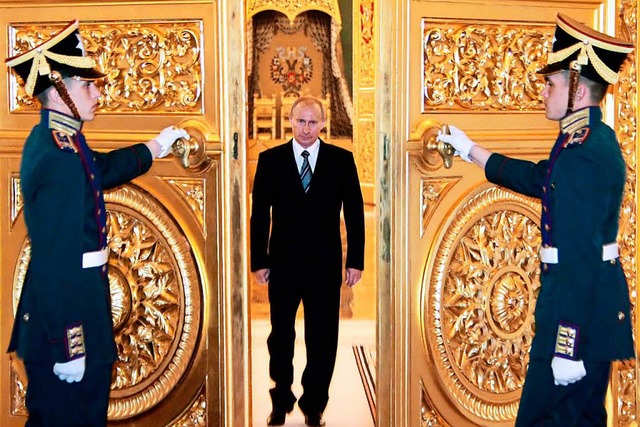 Putin im Kreml: Russland weist im Stre...ritannien 23 britische Diplomaten aus.  | Foto: epa Klimentyev / Pool