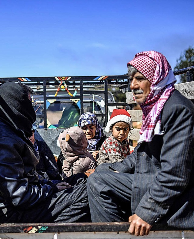 Zehntausende Menschen fliehen im Raum Afrin vor der trkischen Armee.  | Foto:  afp