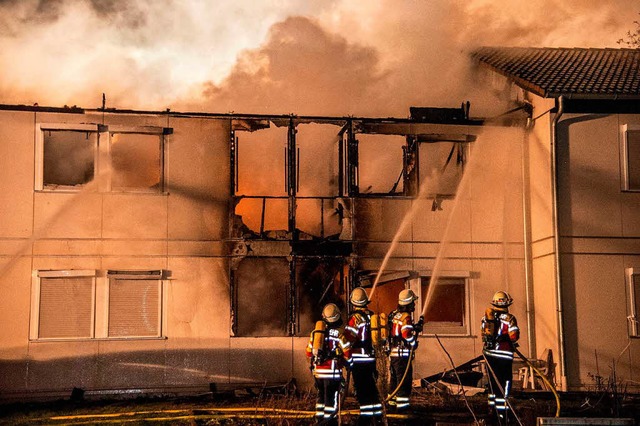 Einsatzkrfte der Feuerwehr lschen de...inem Asylbewerberheim in Kornwestheim.  | Foto: dpa