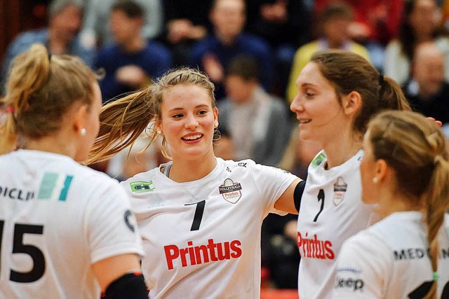 Gebt im Jubel: Offenburgs Volleyballerinnen.  | Foto: Sebastian Koehli
