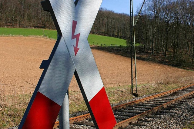 Ein Zug hat beim Bahnbergang in Ohlsb...fasst und ber 50  Meter mitgeschleift  | Foto: Martina Berg/fotolia.com