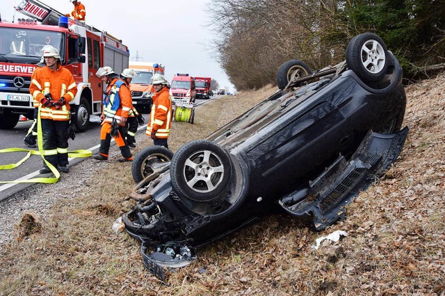 Auf dem Dach gelandet ist dieser Opel Corsa neben der B31 bei Lffingen.  | Foto: kamera24