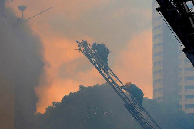 Feuerwehrleute sind bei einem Brand im...aufgrund des Brandes evakuiert werden.  | Foto: dpa