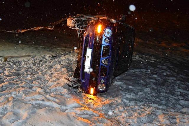 Starker Schneefall: Autofahrer kommt von Strae ab und kippt auf die Seite