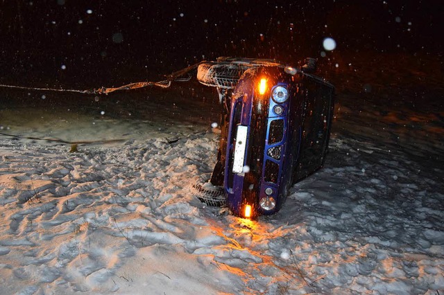 Von der schneebedeckten Fahrbahn abgekommen ist dieser Gelndewagen.  | Foto: kamera24