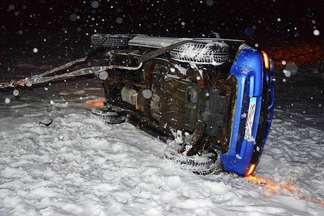 Auto kommt bei Titisee-Neustadt von schneeglatter Strae ab