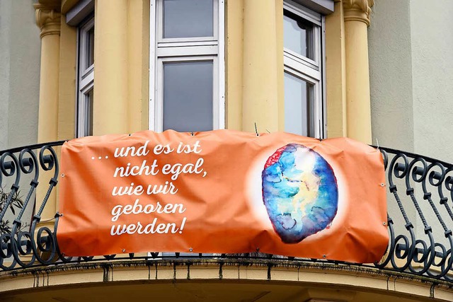 Banner als Weckruf: Es fehlen  Hebammen.  | Foto: Thomas Kunz