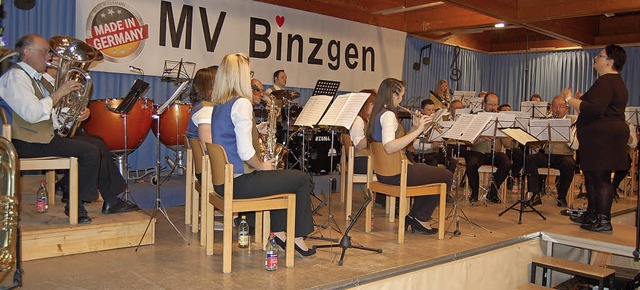 Mit dem Motto &#8222;Made in Germany&#...sikverein Binzgen beim Jahreskonzert.   | Foto: Dramac