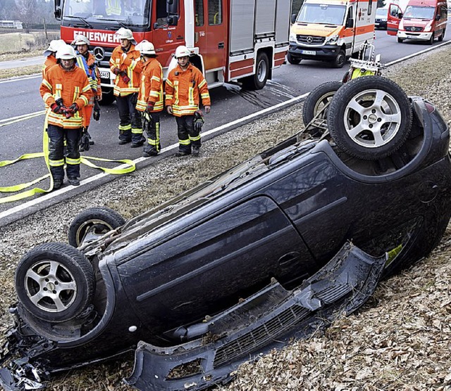 Nur noch Schrottwert hat dieser Unfall...Fahrerin erlitt leichte Verletzungen.   | Foto: Kamera24