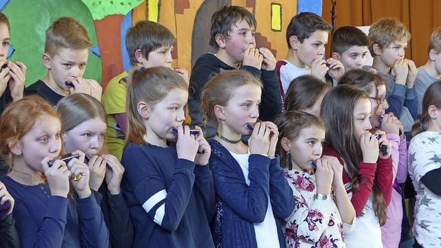 Kostproben des musikalischen Knnens auf der Mundharmonika.   | Foto: Claudia Bachmann-Goronzy