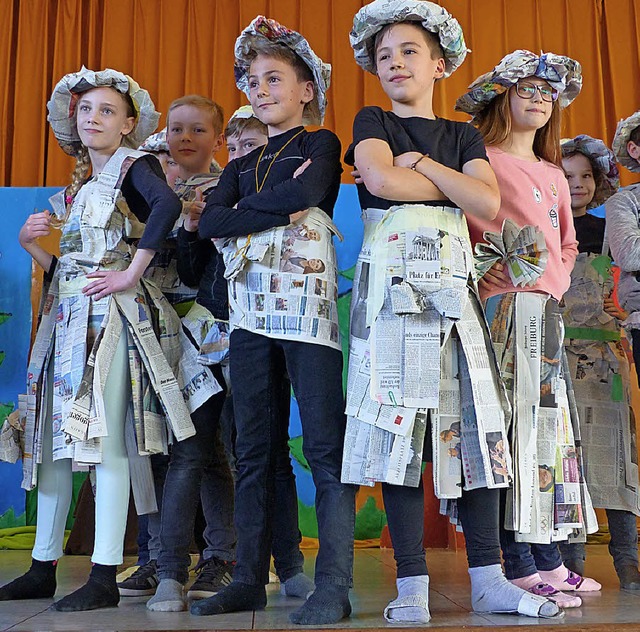 Auch eine Zeitungsmodenschau gab&#8217;s zu sehen.  | Foto: Claudia Bachmann-Goronzy